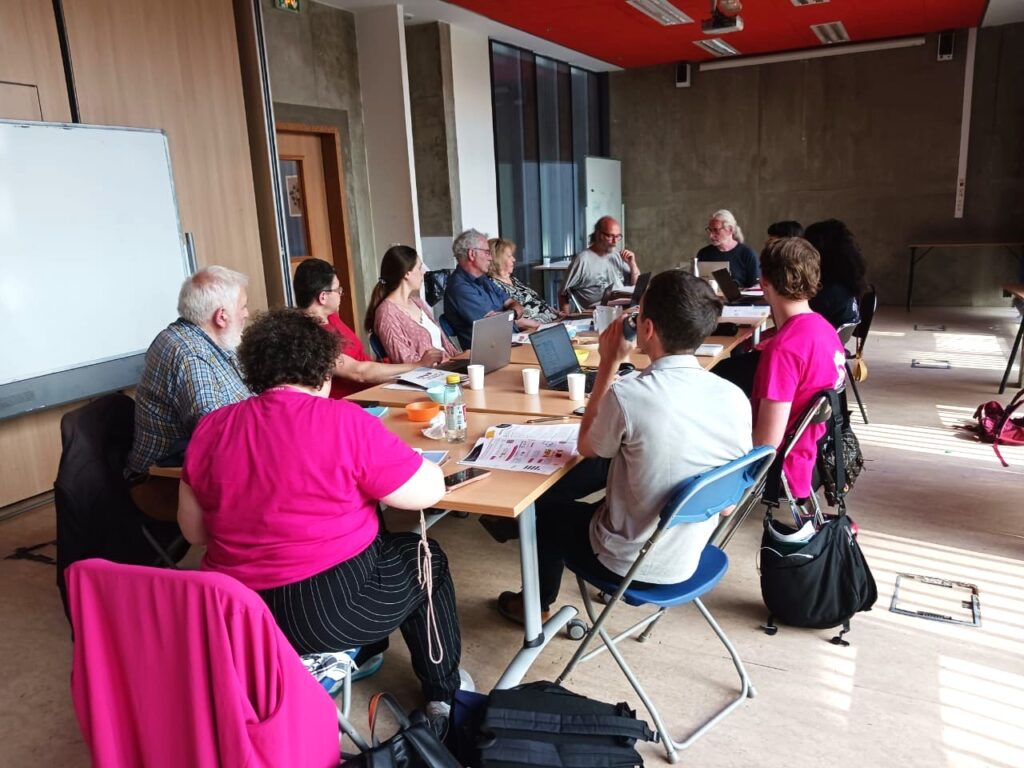 Les membres de l'Assemblée générale en train de discuter autour d'une table