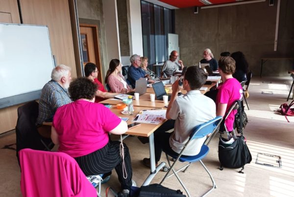 Les membres de l'Assemblée générale en train de discuter autour d'une table